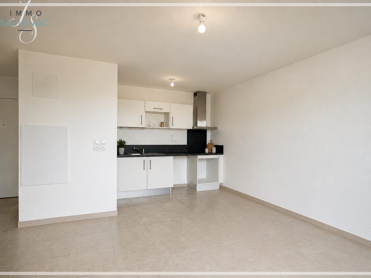 Séjour lumineux avec cuisine ouverte de l’appartement à Bourg-en-Bresse