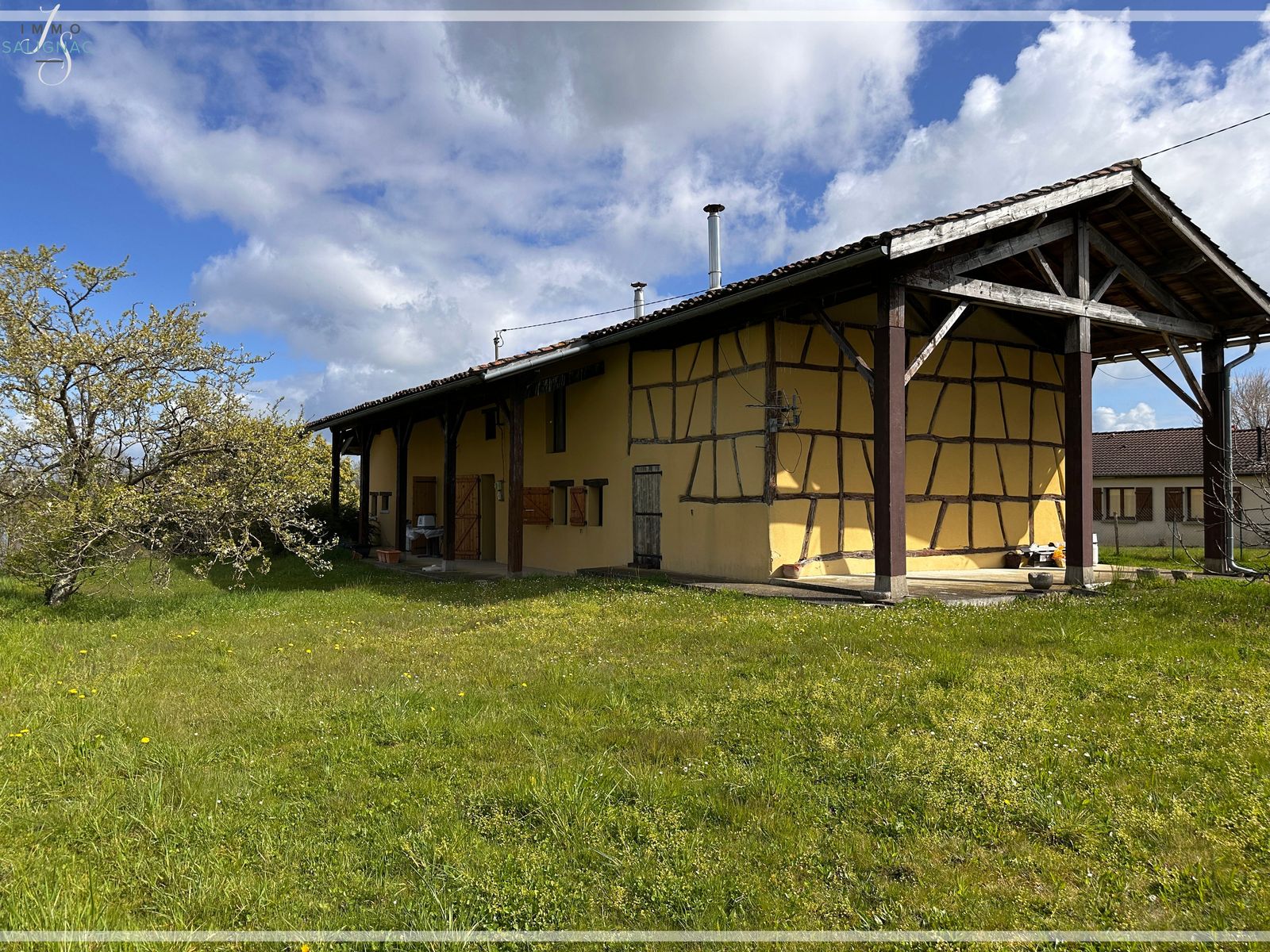 Ferme bressane à colombages vue depuis son jardin à Bresse Vallons