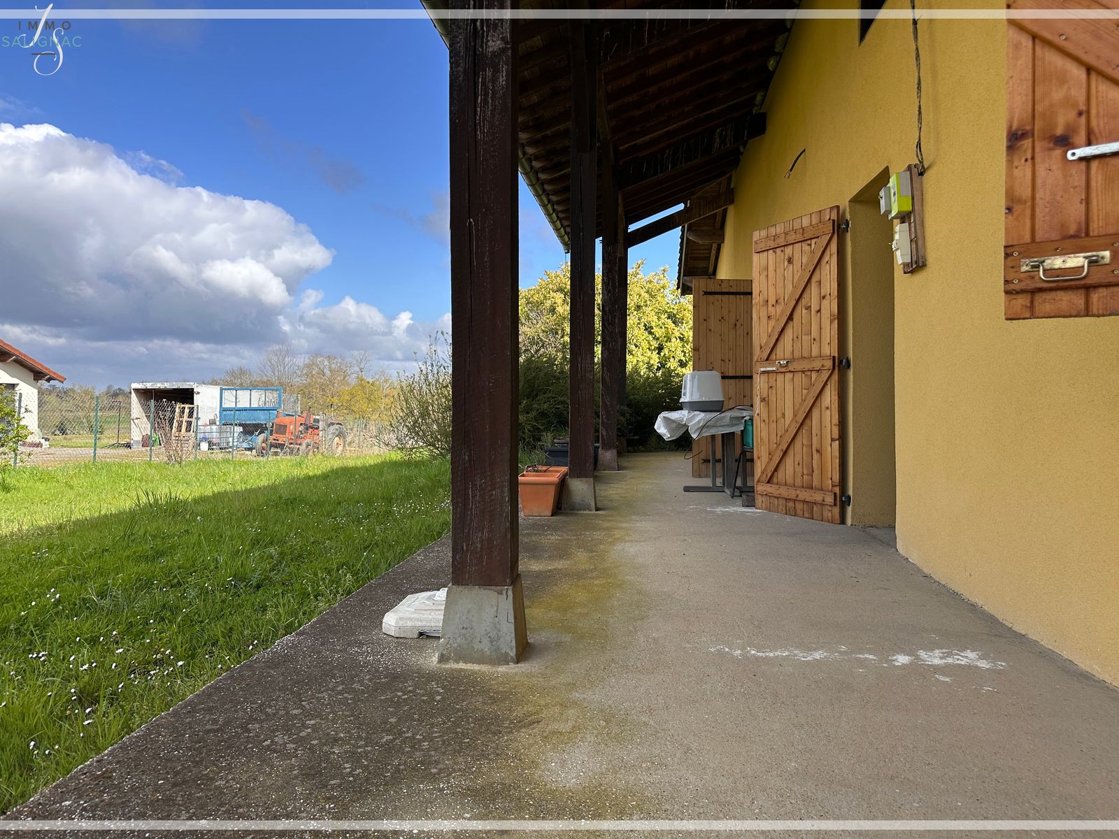 Le passage couvert le long de la maison