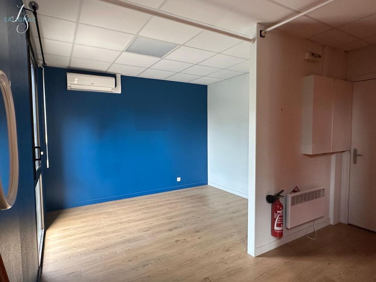 Espace de bureau avec une unité intérieure de pompe à chaleur