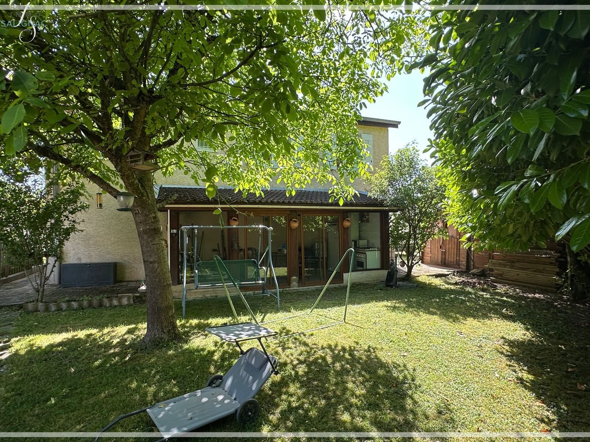 Jardin arboré et véranda de la maison à Péronnas