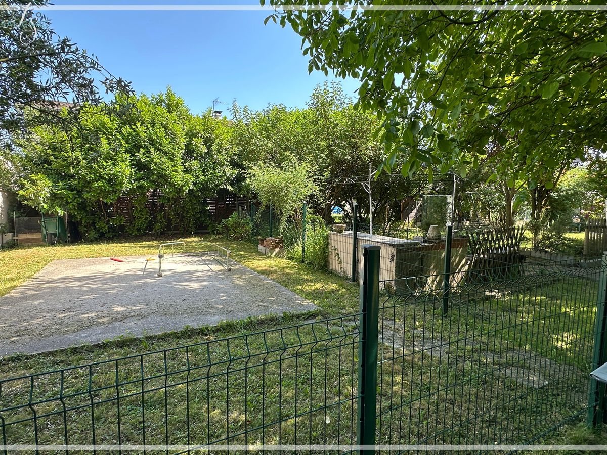 Espace extérieur clôturé avec dalle dans le jardin