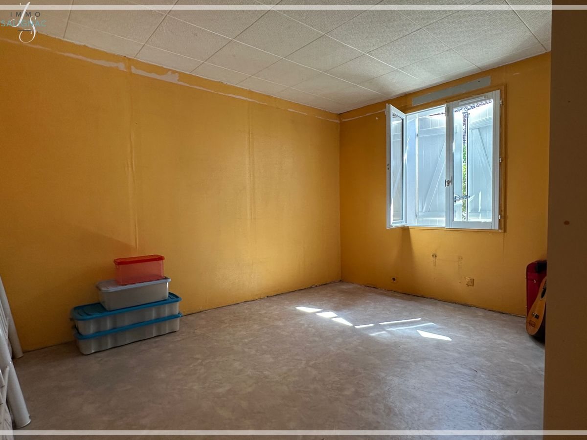 Pièce du rez-de-chaussée présentée comme quatrième chambre