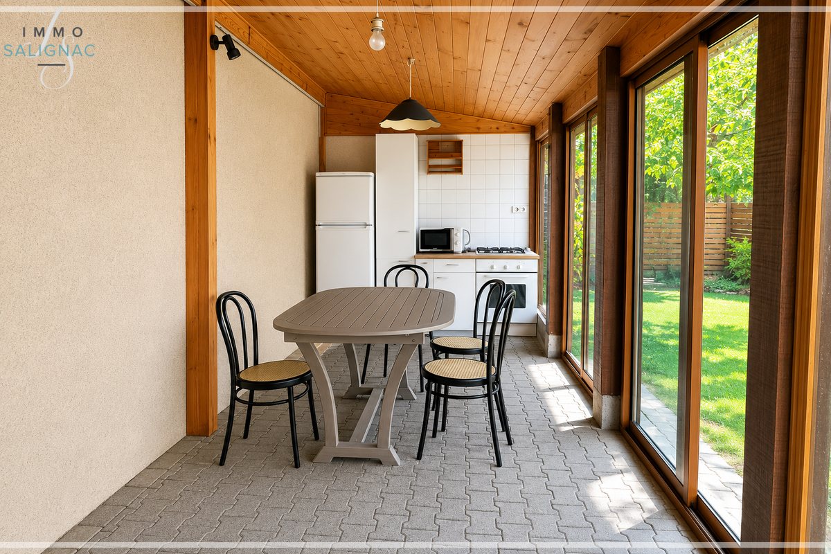 Intérieur de la véranda ouverte sur le jardin
