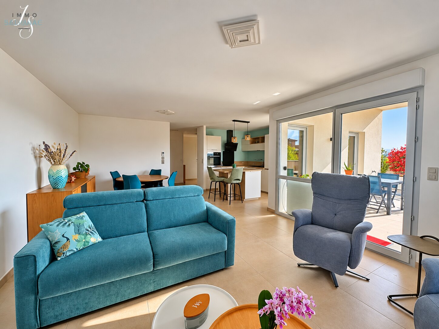 Séjour lumineux ouvert sur la terrasse de l’appartement T4 à Péronnas