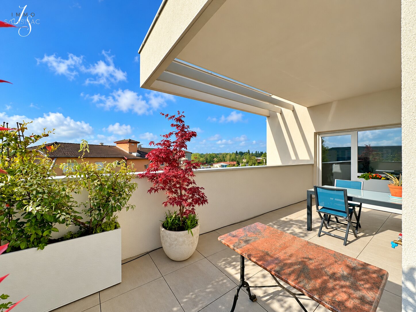 Terrasse aménagée avec table et plantations