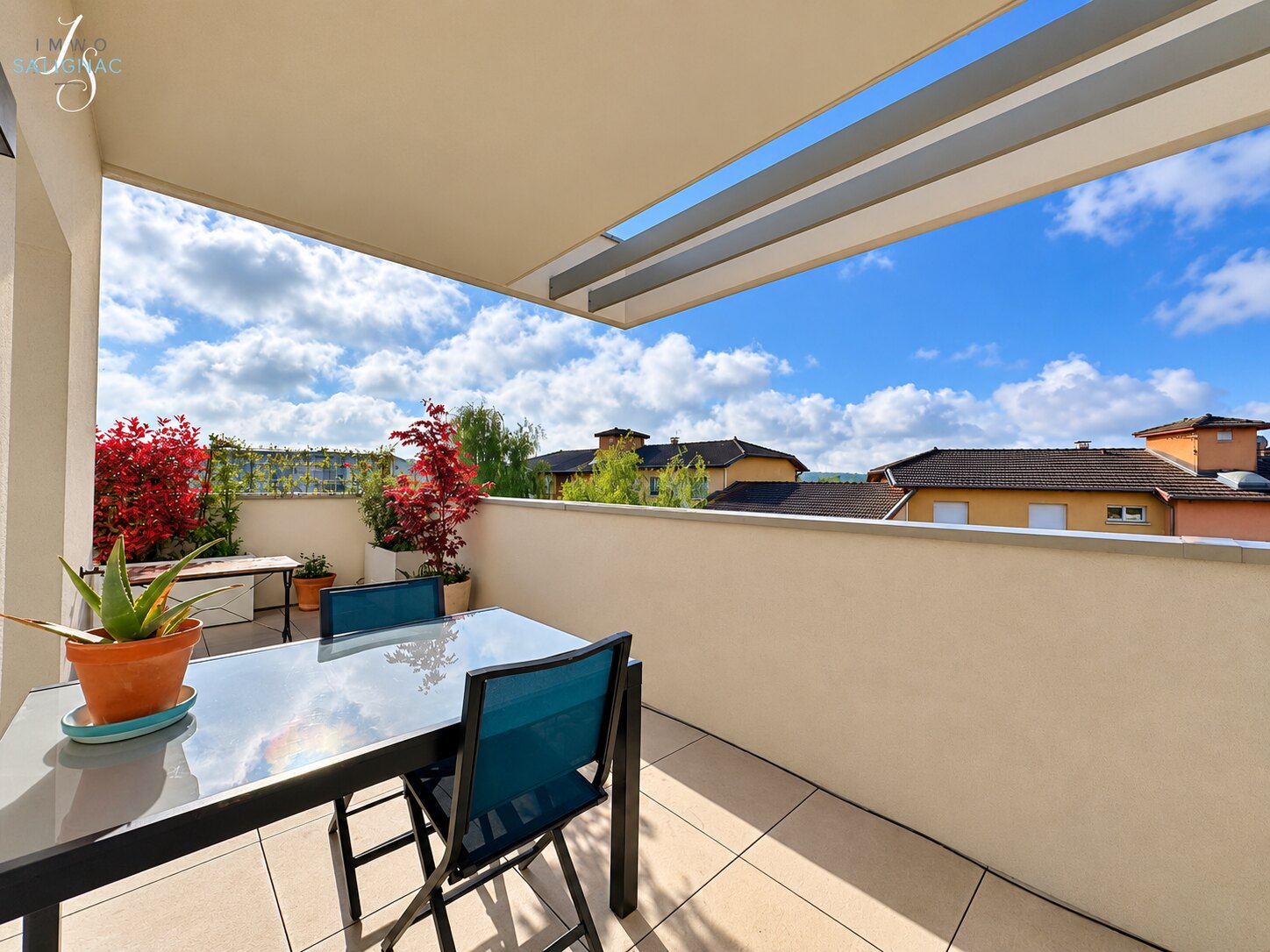 Espace repas abrité sur la terrasse