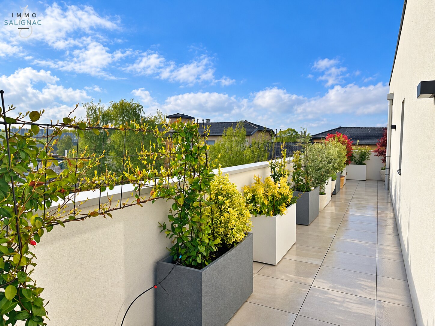 Longue terrasse avec bacs plantés