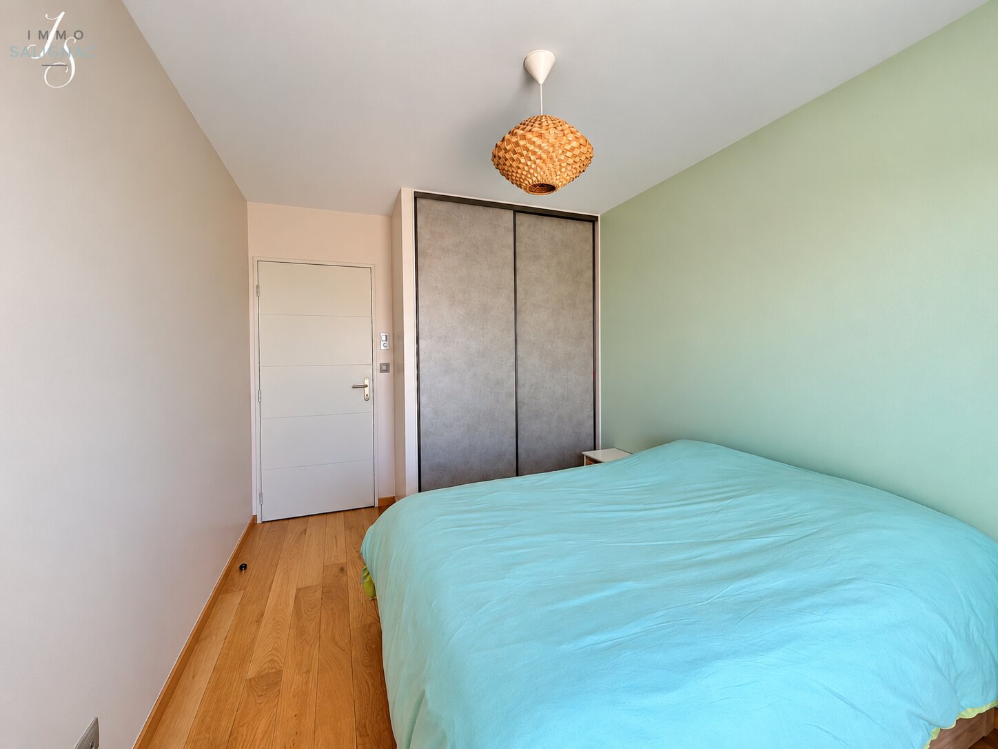 Chambre avec rangement et accès extérieur