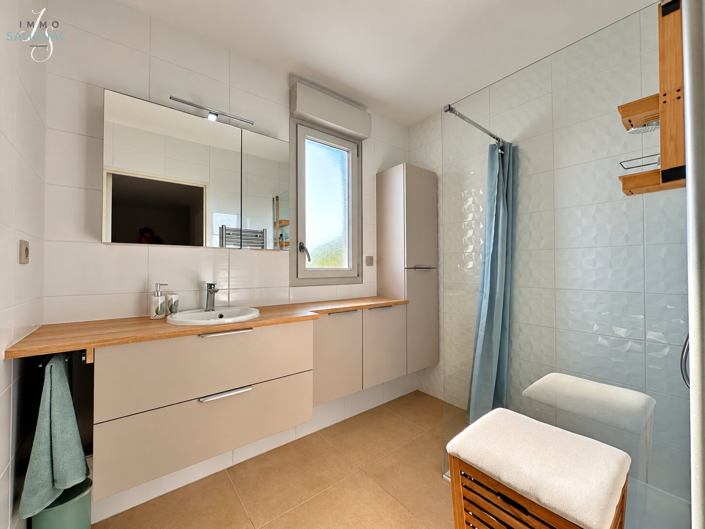 Salle d’eau avec douche et meuble vasque