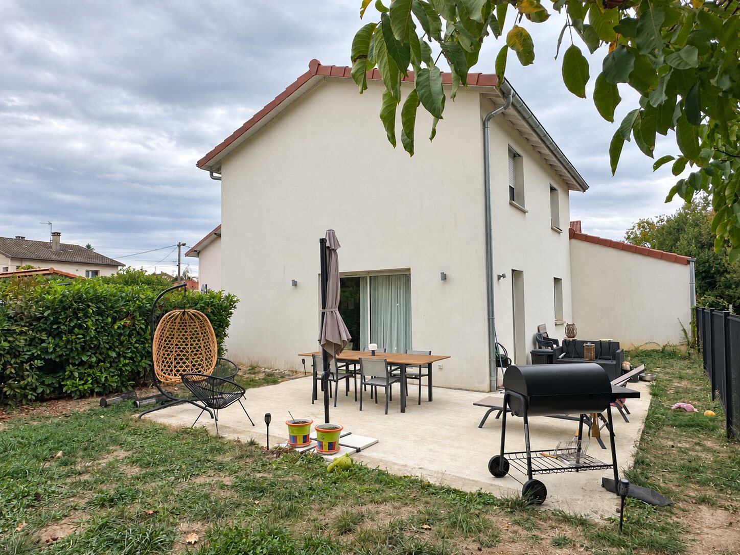 Jardin et façade de la maison à Saint-Denis-lès-Bourg