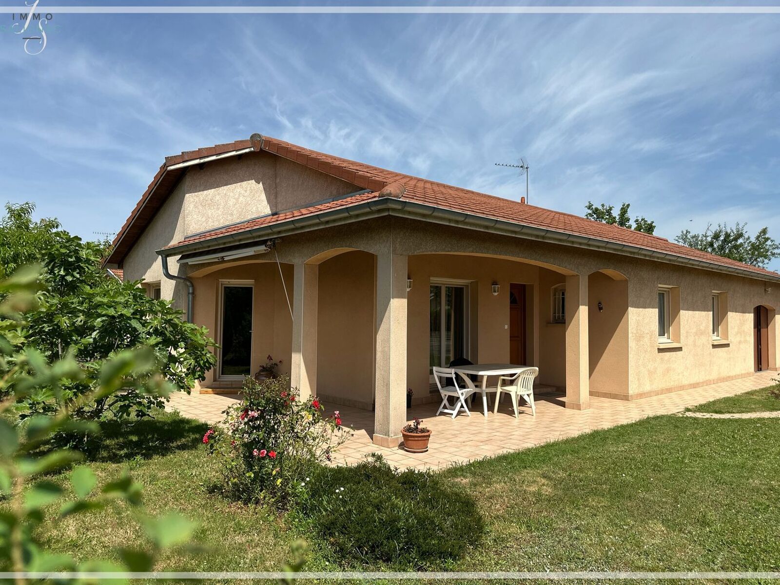 Maison de plain-pied et terrasse à Viriat